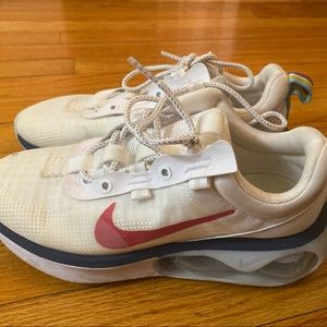 Nike Air Max - women’s size 8 - barely worn